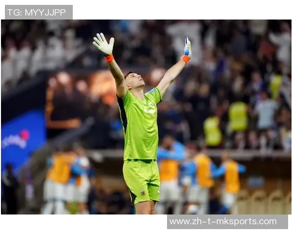 年轻白人足球球星崭露头角引领未来足坛风潮逐步成就传奇之路 年轻白人足球球星崭露头角引领未来足坛风潮逐步成就传奇之路